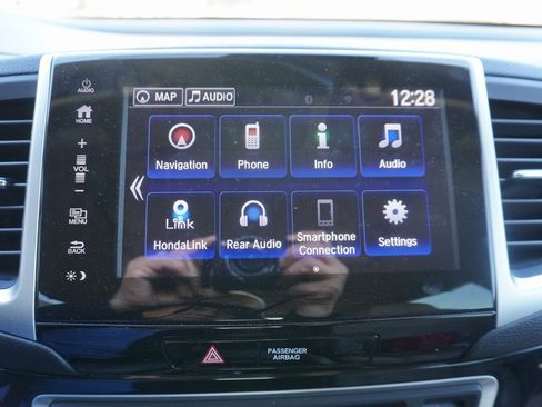 Used 2018 Honda Pilot Touring image 10