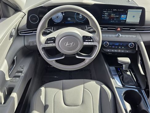 Certified 2025 Hyundai Elantra SEL FWD image 13