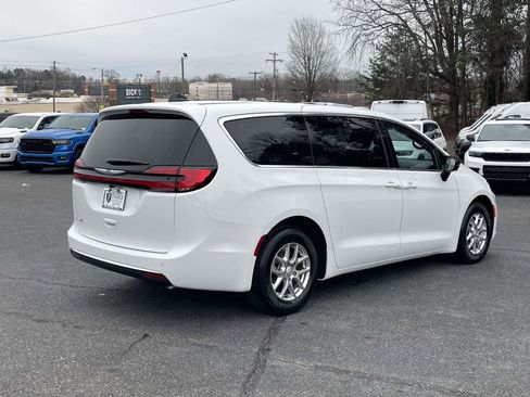 New 2026 Chrysler Pacifica Select image 8