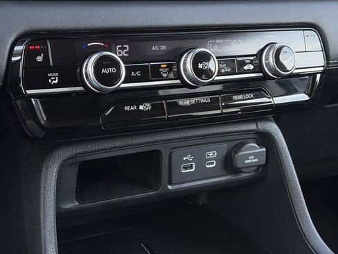 Used 2025 Honda Pilot Touring image 29