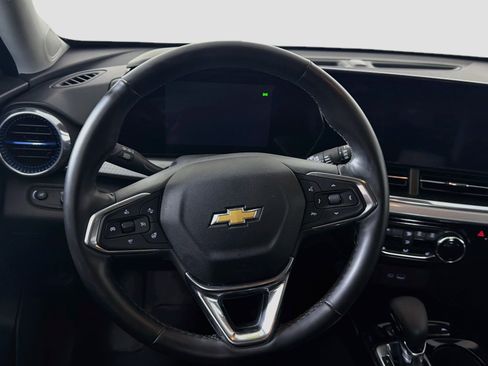 Used 2025 Chevrolet Trax LT w/ LT Convenience Package FWD image 17