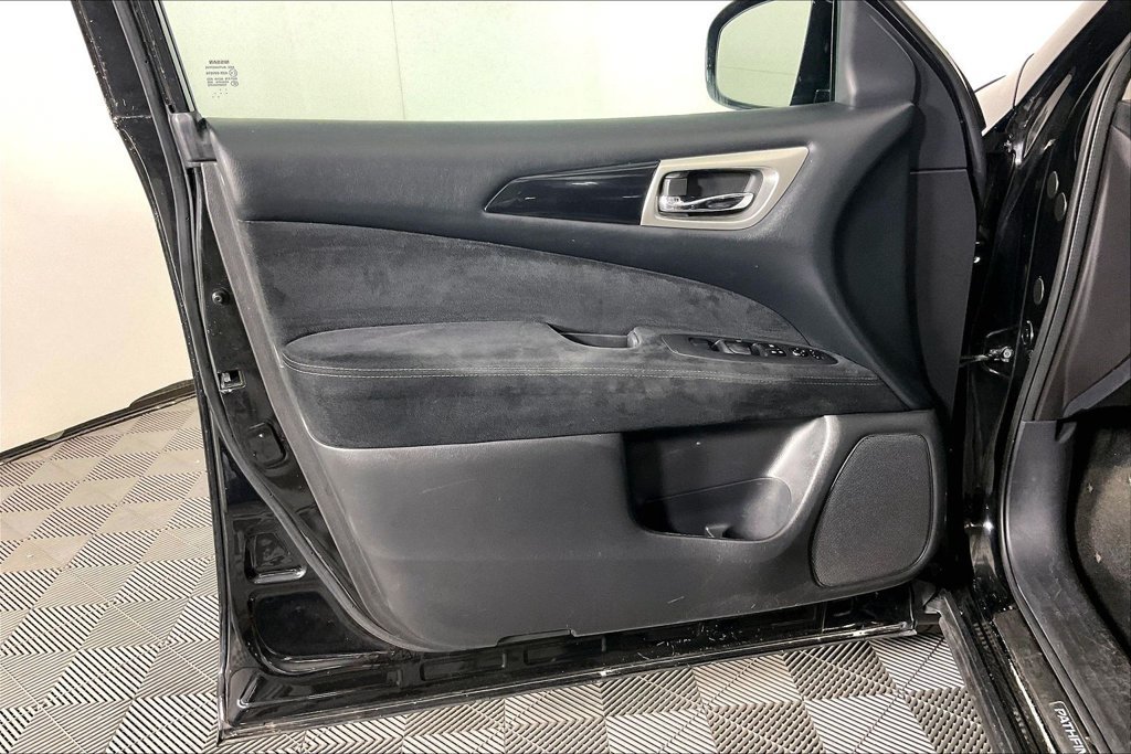 Used 2014 Nissan Pathfinder S w/ Cargo Package FWD image 19