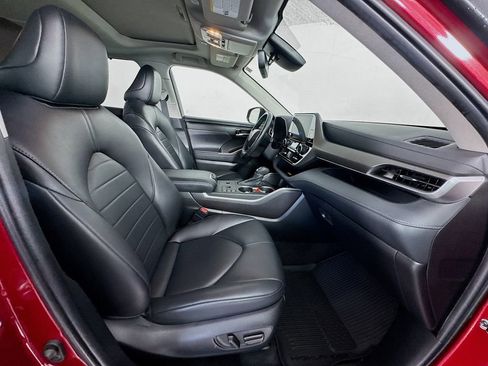 Used 2023 Toyota Highlander XLE image 31