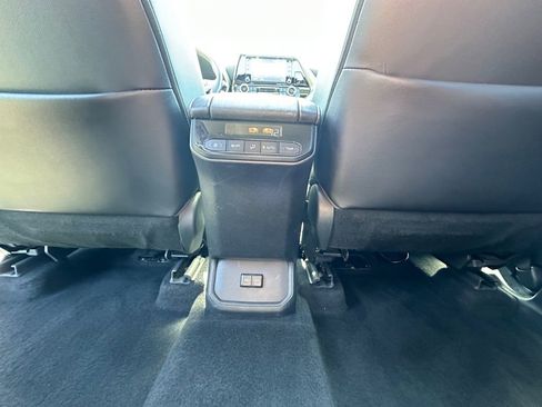 Used 2022 Toyota Highlander XLE image 29