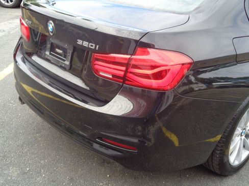 Used 2018 BMW 320i xDrive Sedan w/ Convenience Package AWD/4WD image 22