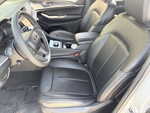 Used 2024 Jeep Grand Cherokee Limited w/ Luxury Tech Group II RWD image 19