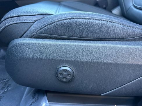 Used 2025 Mercedes-Benz GLC 300 4MATIC image 15