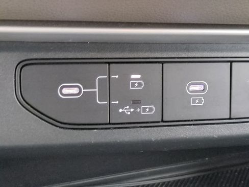 Used 2025 Kia Carnival FWD image 22