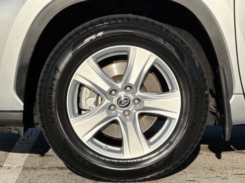 Used 2023 Toyota Highlander LE image 32