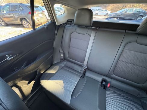 Used 2025 Chevrolet Trax LT image 35