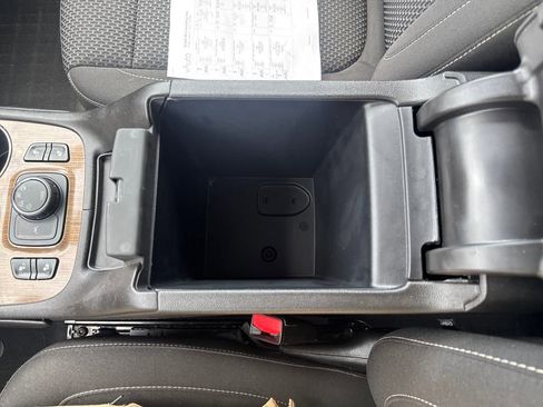 Used 2022 GMC Acadia SLE w/ Driver Convenience Package image 30