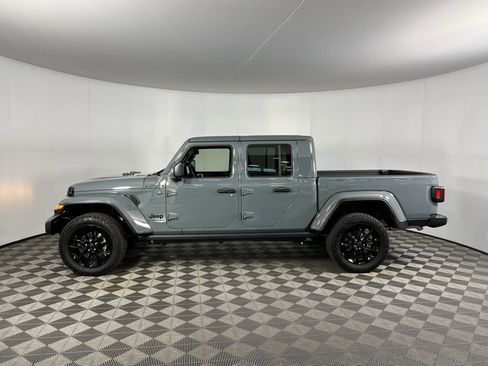 Used 2025 Jeep Gladiator Sport image 10