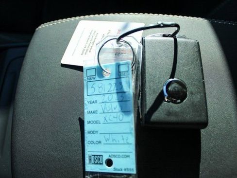 Used 2025 Volvo XC40 B5 Plus image 31