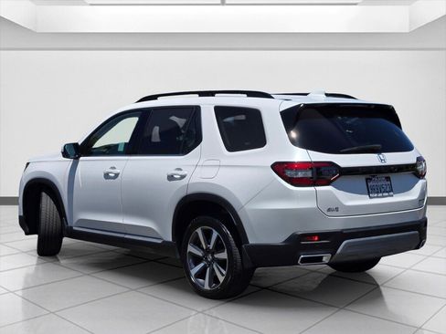 Certified 2025 Honda Pilot Touring image 7