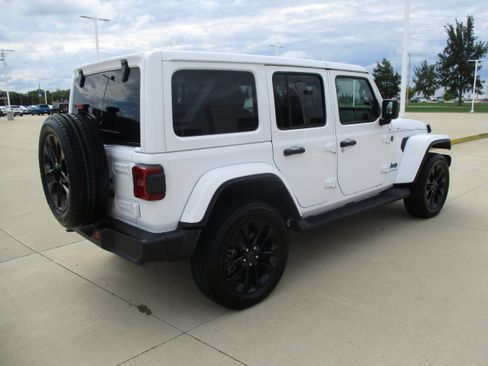 Used 2025 Jeep Wrangler Unlimited Sahara AWD/4WD image 6