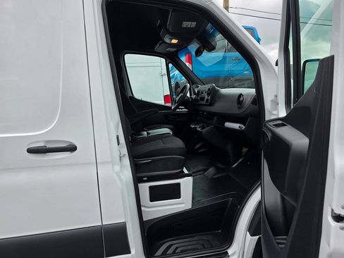 Used 2022 Mercedes-Benz Sprinter 2500 image 12