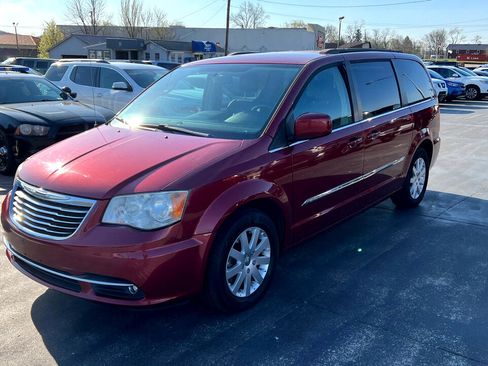 Used 2014 Chrysler Town & Country Touring image 7