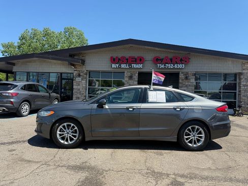 Used 2019 Ford Fusion SE FWD image 2
