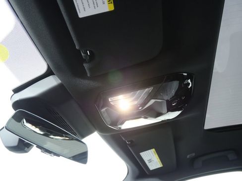 Used 2026 BMW 750e xDrive w/ Executive Package image 21