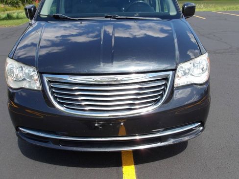 Used 2013 Chrysler Town & Country Touring FWD image 28