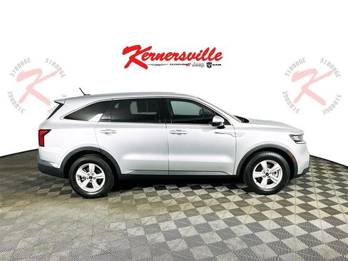 Used 2022 Kia Sorento LX image 8