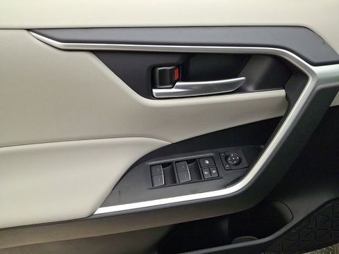 Certified 2025 Toyota RAV4 XLE image 10