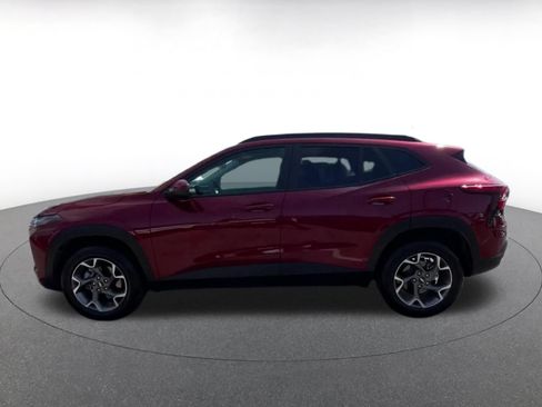 Used 2025 Chevrolet Trax LT FWD image 9