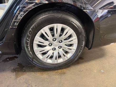 Used 2014 Toyota Camry LE FWD image 26