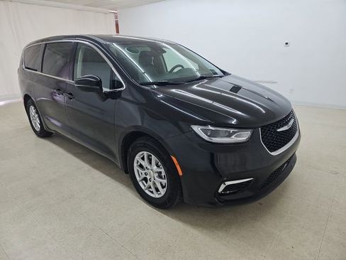 Used 2023 Chrysler Pacifica Touring-L image 19