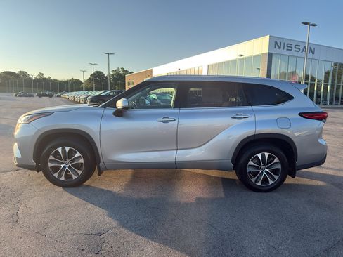 Used 2022 Toyota Highlander XLE AWD/4WD image 6