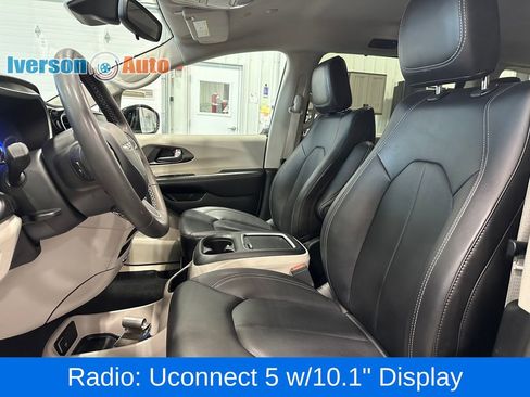 Used 2024 Chrysler Pacifica Touring-L FWD image 16