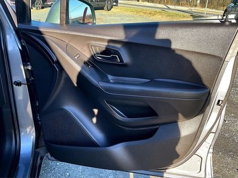 Used 2019 Chevrolet Trax LT w/ LT Convenience Package image 21