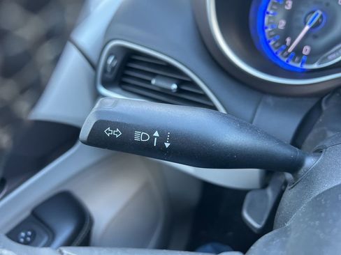 Used 2023 Chrysler Voyager LX image 14