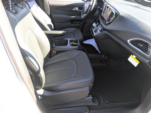 New 2026 Chrysler Pacifica Select image 34