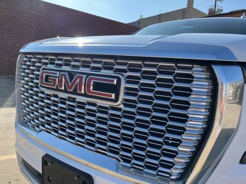Used 2022 GMC Yukon Denali w/ Denali Premium Package RWD image 10