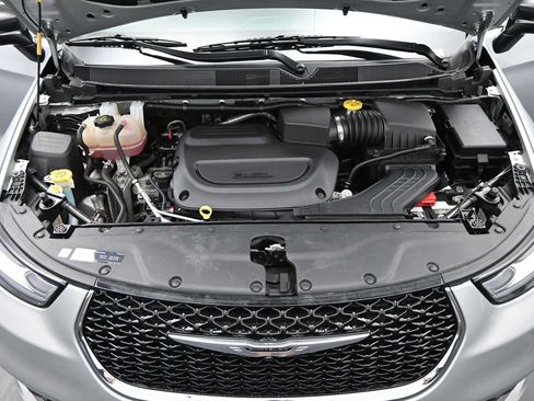 Used 2024 Chrysler Pacifica Touring-L FWD image 28