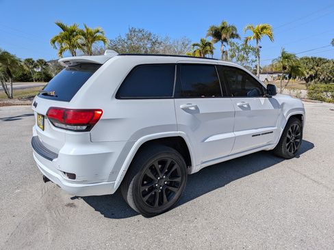 Used 2018 Jeep Grand Cherokee Altitude RWD image 4