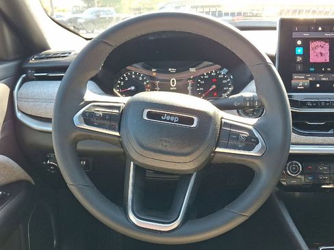 Used 2023 Jeep Compass Latitude AWD/4WD image 17