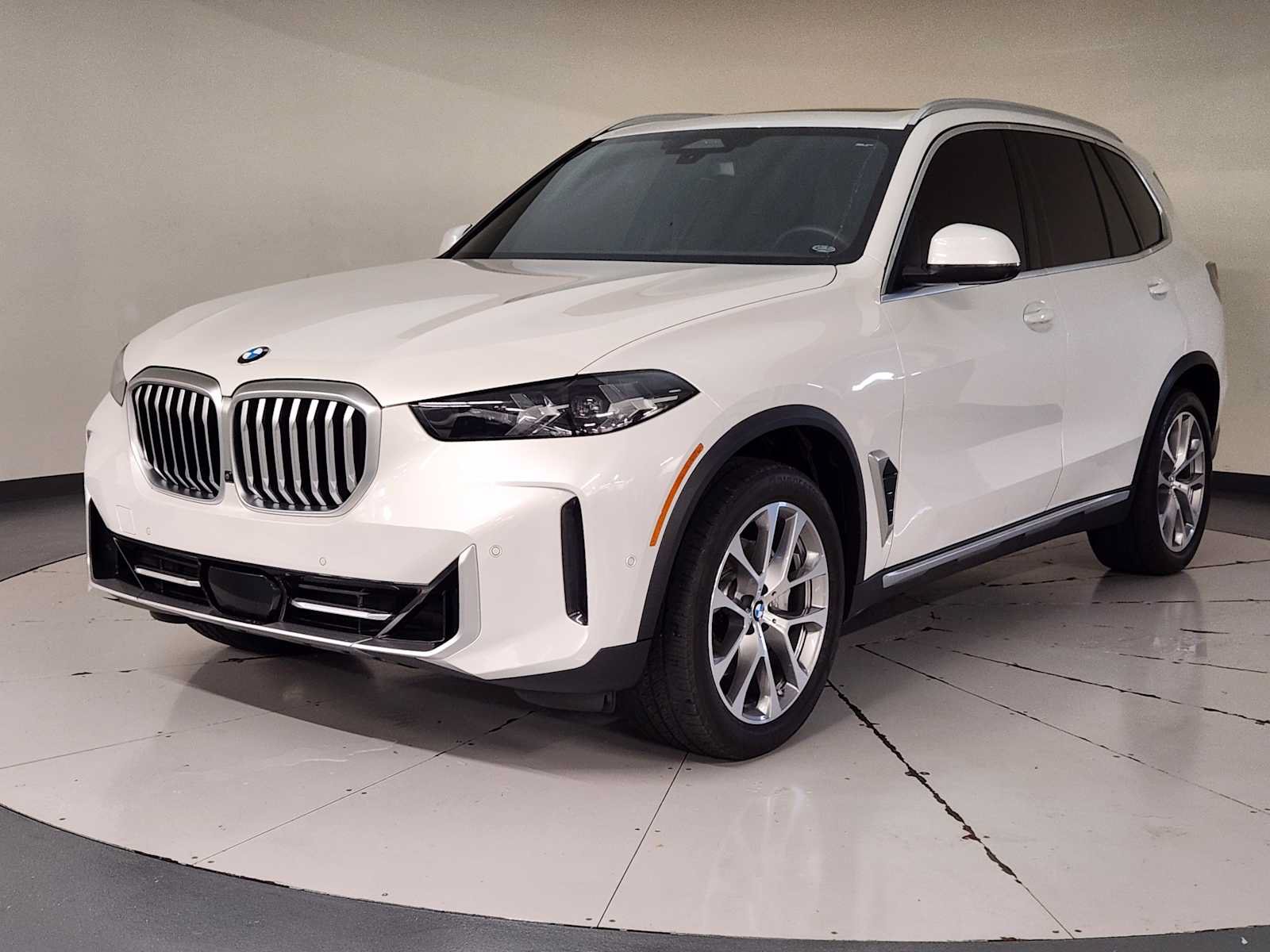 Used 2024 BMW X5 xDrive40i w/ Parking Assistance Package AWD/4WD image 1