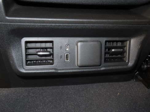 Used 2022 Chevrolet Silverado 1500 LT AWD/4WD image 39