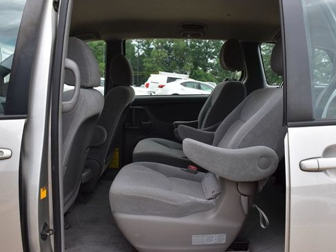 Used 2010 Toyota Sienna CE FWD image 20