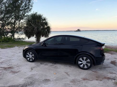 Used 2021 Tesla Model Y 2WD image 4