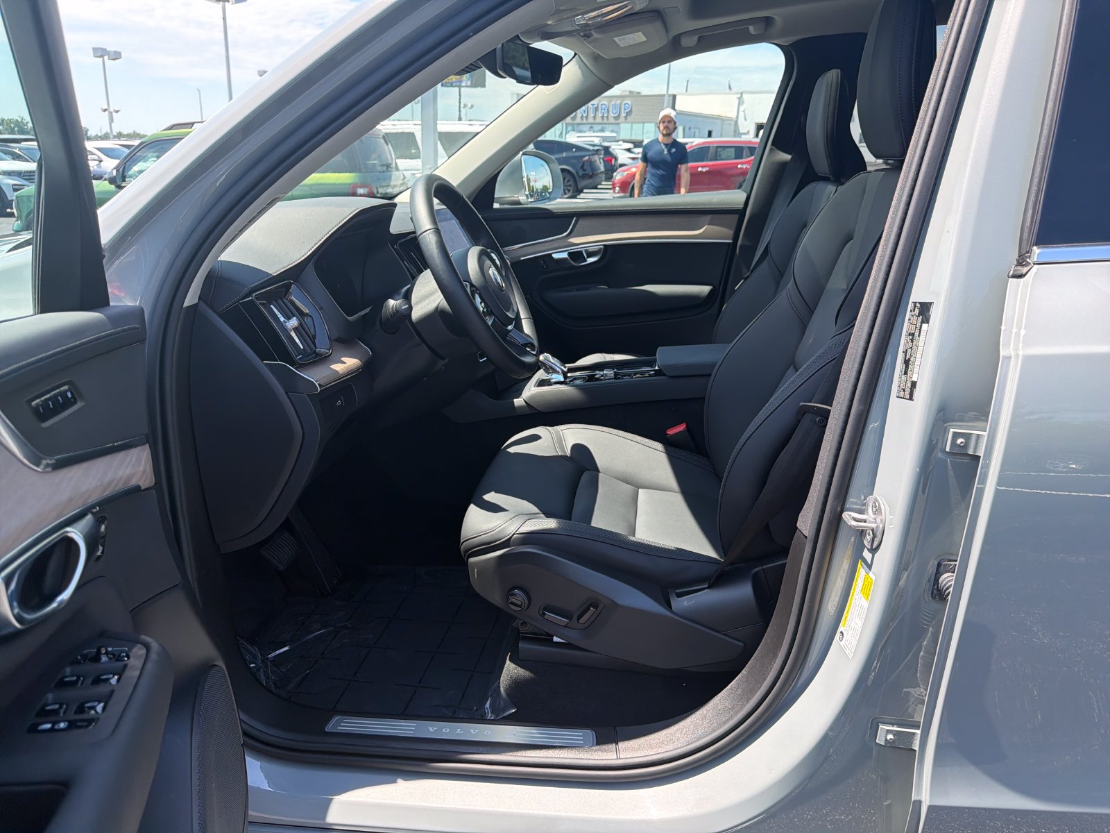 Used 2025 Volvo XC90 B5 Plus AWD/4WD image 10
