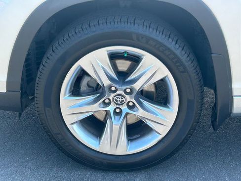 Used 2017 Toyota Highlander Limited AWD/4WD image 13