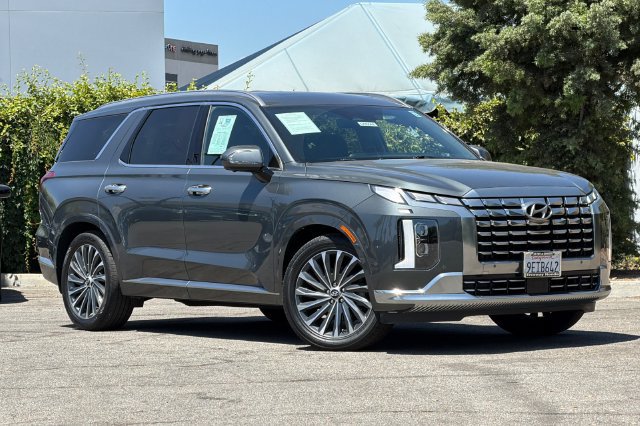 Used 2023 Hyundai Palisade Calligraphy w/ Cargo Package FWD image 2
