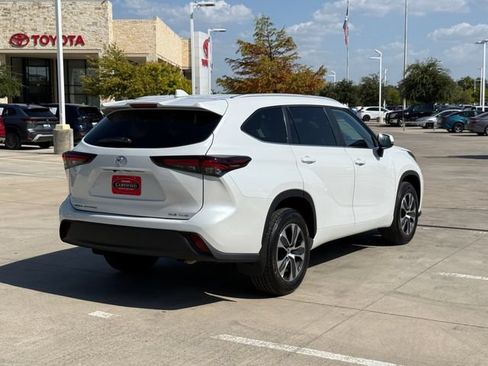Used 2026 Toyota Highlander XLE AWD/4WD image 2