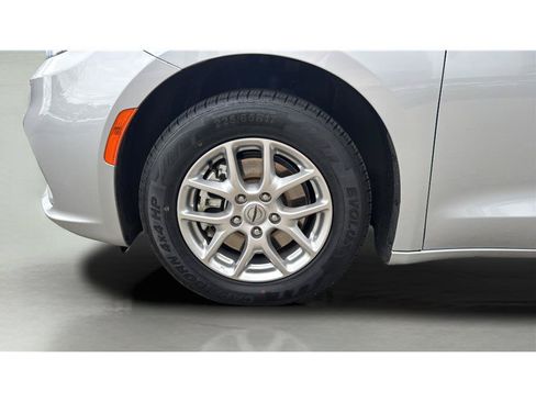 Used 2024 Chrysler Pacifica Touring-L FWD image 41