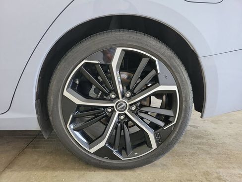 Used 2024 Nissan Altima 2.5 SR FWD image 12