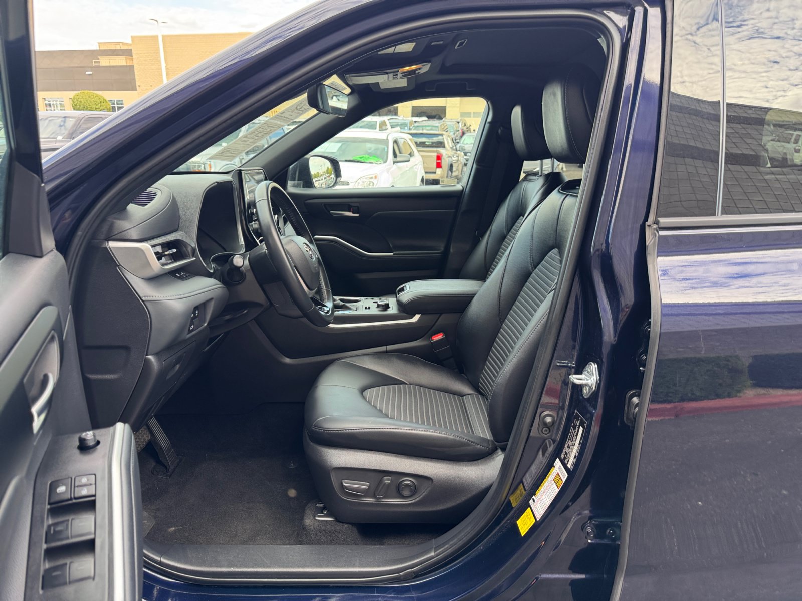 Used 2025 Toyota Highlander XSE AWD/4WD image 14
