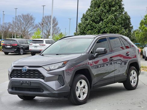 Used 2021 Toyota RAV4 LE image 3
